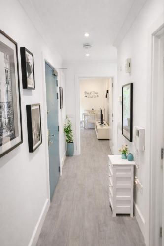 a hallway with white walls and a hallway with a room with a hallway at Spacious 2 Bed Apartment with Free Parking, Sleeps Up To 6 in Purley
