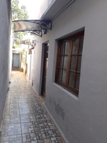 an alley with a window on a white building at Laura in Rosario