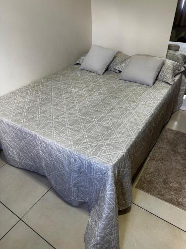 a large bed in a room with at Apt Aconchegante no Centro de Rolim in Rolim de Moura