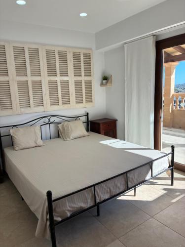 a bedroom with a large bed with a window at Pollensa apartament in Pollença