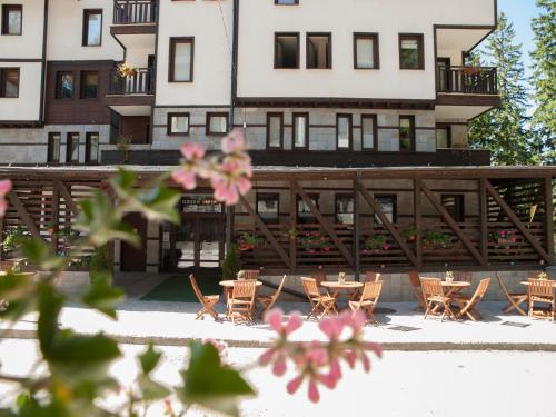 Un patio sau altă zonă în aer liber la Green Life Family Apartments Pamporovo