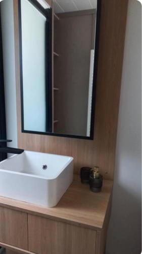 Chalet في Gouesnach: حمام به حوض غسيل أبيض ومرآة