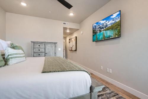 a bedroom with a bed and a tv on the wall at Helling 203 in Heber City