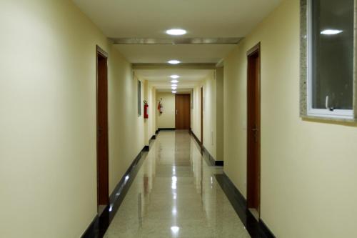 a corridor of a hospital with a long hallway at Hotel Pouso Real in Rio de Janeiro