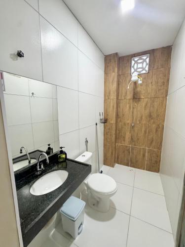 a bathroom with a sink and a toilet at Pousada Vasconcelos Tianguá in Tianguá