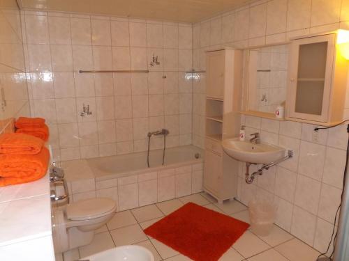 ein Badezimmer mit einer Badewanne, einem Waschbecken und einem WC in der Unterkunft Ana in Bad Neuenahr-Ahrweiler