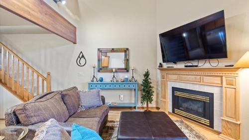 a living room with a couch and a fireplace at Putter`s Inn in Red Lodge