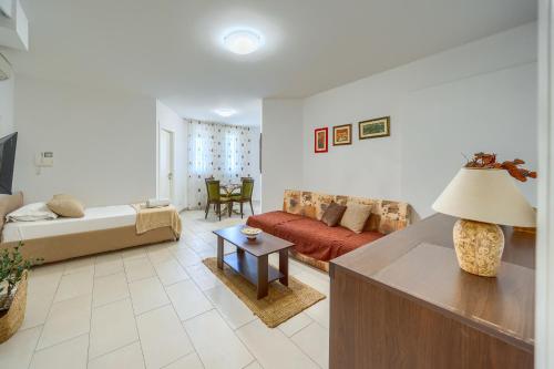 Comfortable apartments Obad, 4 min walk to Znjan beach