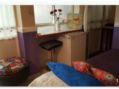 a room with a desk and a bed and a chair at Habitación con baño privado in La Plata