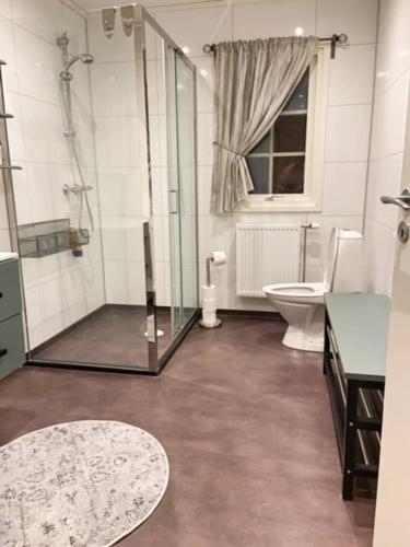 a bathroom with a shower and a toilet at Ditt feriehjem! in Kristiansand