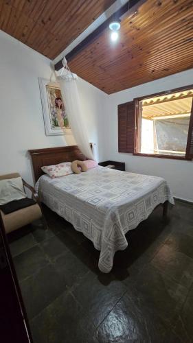 a bedroom with a bed and a window at Excelente Sitio em Juatuba in Juatuba
