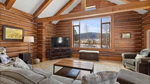 a living room with a couch and a tv at Grizzly Peak Cabin in Red Lodge