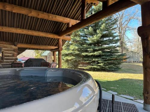 a hot tub under a wooden pergola at Rendezvous Lodge in Red Lodge