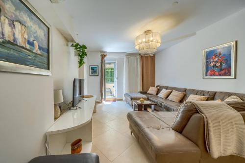Comfortable apartments Obad, 4 min walk to Znjan beach