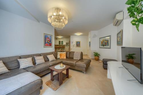 Comfortable apartments Obad, 4 min walk to Znjan beach