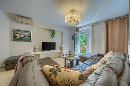Comfortable apartments Obad, 4 min walk to Znjan beach