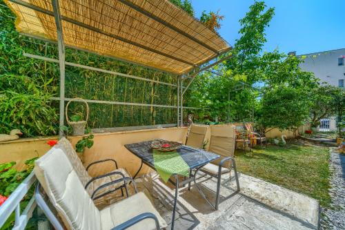 Comfortable apartments Obad, 4 min walk to Znjan beach