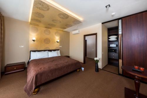 Una cama o camas en una habitación de Zagrava Hotel