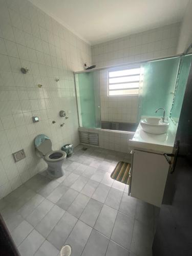 a bathroom with a toilet and a sink at Hostel Casarão SV in São Vicente