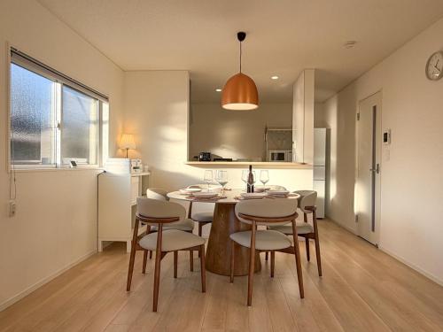 a kitchen and dining room with a table and chairs at 熊本熊猫基地セミコンハブ Kumamoto Panda Base Semicon Hub in Ozu
