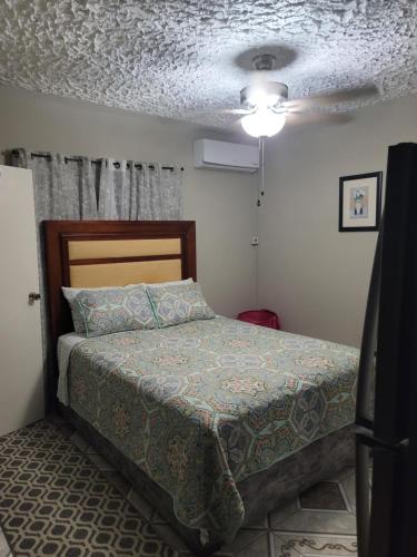 Llit o llits en una habitació de High Life Inn