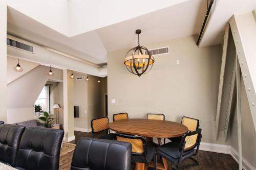 a dining room with a table and chairs at Downtown Luxury 2BR Penthouse Loft - Sleeps 6-8 in Milwaukee