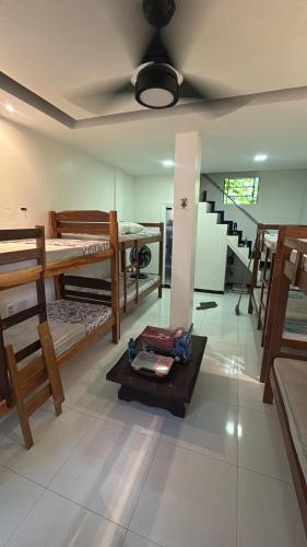 a room with several bunk beds and a staircase at Casa ampla em belém in Belém
