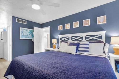 a bedroom with blue walls and a large bed at The viewpoint in Marathon