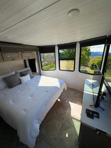 a bedroom with a bed and windows in a rv at Villa Sura in Colón