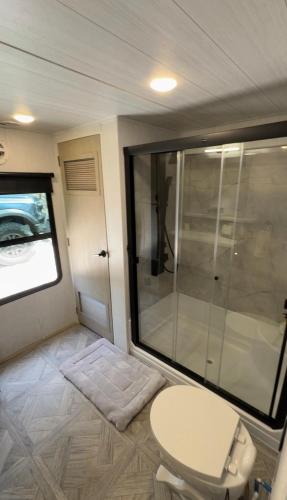 a small bathroom with a shower and a toilet at Villa Sura in Colón