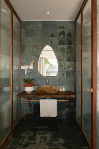 a bathroom with a sink and a mirror at Amea Homestay in Thôn Kim Long (1)