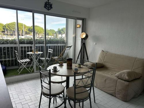 Studio cabine 4 pers à Port Camargue avec terrasse et parking privé
