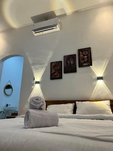 a bedroom with a bed with towels on it at Mahoney Homestay in Kuta Lombok