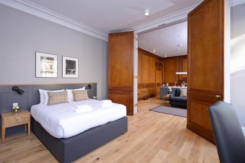 1 dormitorio con 1 cama y sala de estar en Destiny Scotland - Distillers House, en Edimburgo