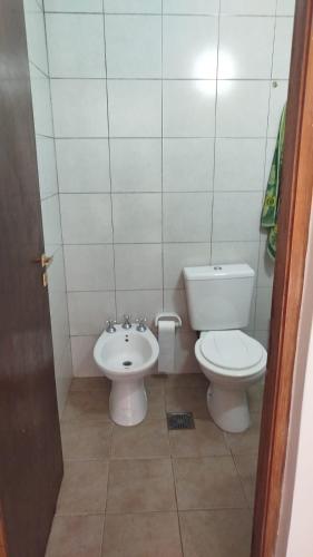 ein Badezimmer mit Toilette und Waschbecken in der Unterkunft Tres sueños in Pueblo Esther