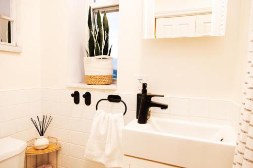 un bagno con lavandino e vasca da bagno di Dundas and Brock Suitel a Toronto