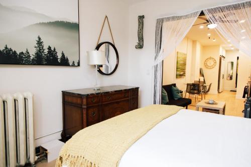 una camera da letto con un letto con una cassettiera e un termosifone di Dundas and Brock Suitel a Toronto