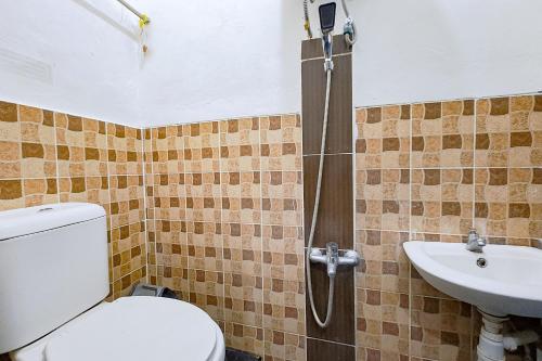 a bathroom with a toilet and a sink at RedDoorz at Lumungga Residence Lampung in Lampung