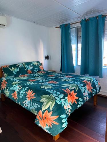 a bedroom with a bed with a floral bedspread at Apartamento in Barra del Chuy