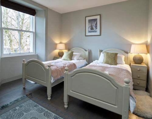 เตียงในห้องที่ Dunvegan Castle Gardens Cottage