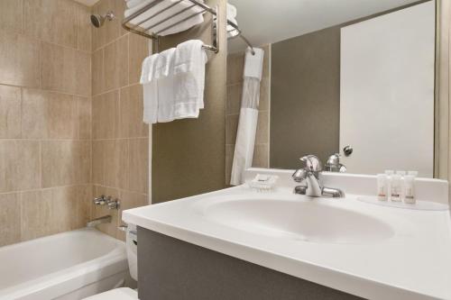 Phòng tắm tại Days Inn by Wyndham Fallsview