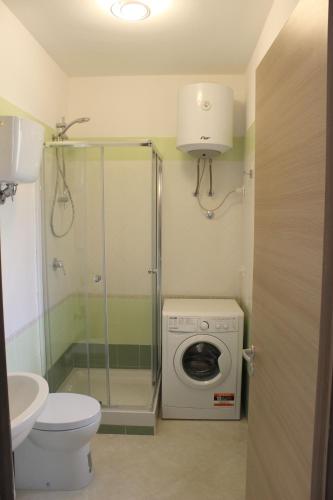 a bathroom with a shower and a washing machine at Apartment - Pizzo Beach Club in Fondaco Vecchio