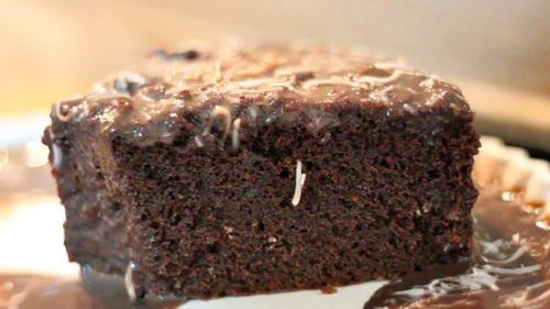 um bolo de chocolate em cima de um prato em Hotel Rio Branco em São Paulo