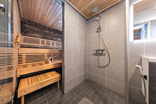 a bathroom with a shower and a walk in shower at UnelmaPovi in Ruka