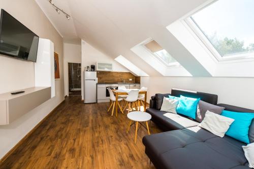 a living room with a couch and a table at Ferienwohnung Schantz in Roßdorf