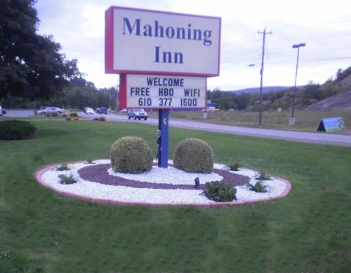 a sign for a milling inn on the side of a road at Mahoning Inn in Lehighton