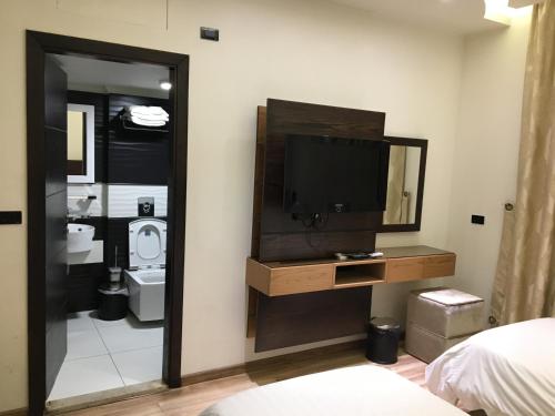 Ένα μπάνιο στο Zora Suites