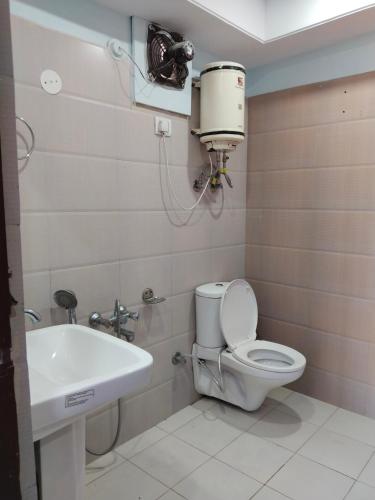 un bagno con WC e lavandino di Northern View Howard a Shimla