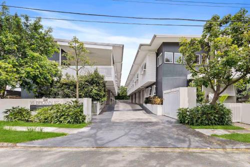 an empty street in front of a building at Stylish 3BR Townhouse CampHill - WiFi, Parking in Brisbane