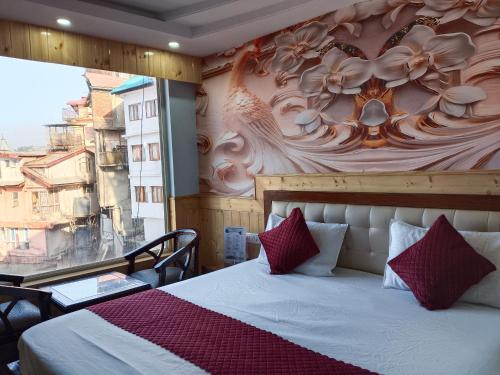 una camera da letto con un letto e una parete con un uccello sopra di Northern View Howard a Shimla